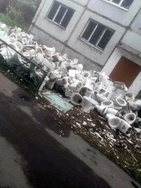 Гора унитазов у дома