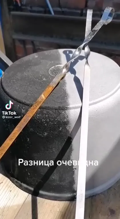 Разница очевидна: чёрное и белое