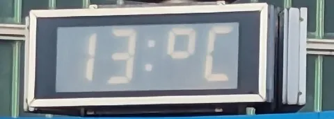 Электронные часы показывают 13:02