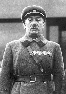 Гитлер смотрит прямо в камеру