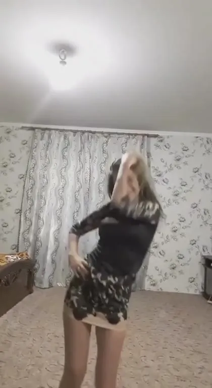 Танец с неожиданной причёской