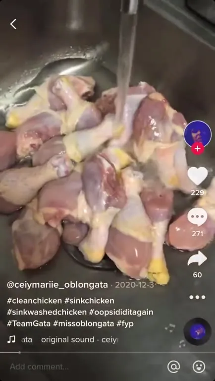 Мытьё курицы в раковине