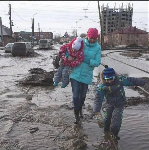 Мама выносит детей из грязи