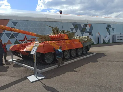 Красивый оранжевый танк