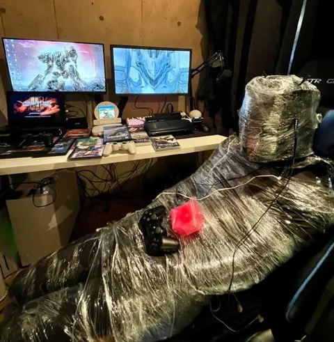 Игровое кресло в фольге