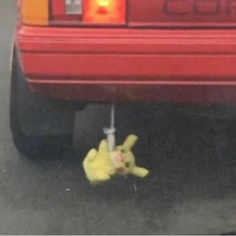 Пикачу висит вниз головой
