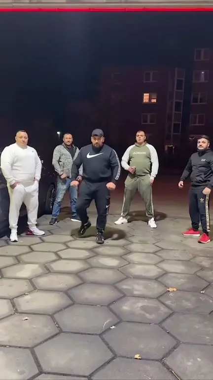 Когда все вышли под музыку