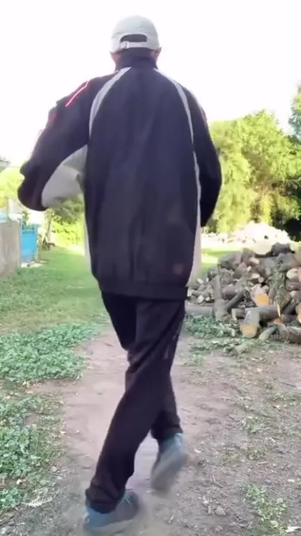 Мужчина танцует во дворе
