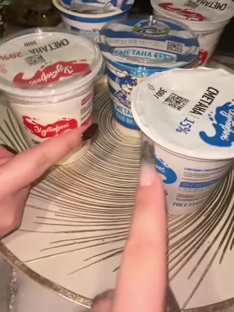Проверка сметаны пальцами