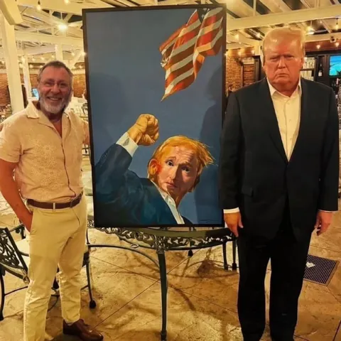 Трамп рядом с картиной Трампа