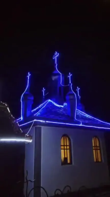 Неоновая церковь меняет цвет