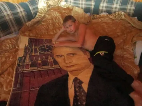 Мальчик на пледе с Путиным