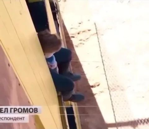 Корреспондент прячется у стены