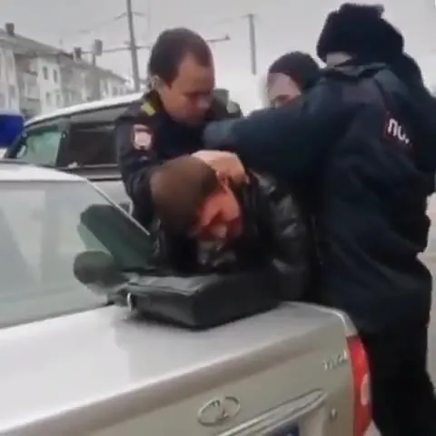 Полицейские пытаются задержать мужчину