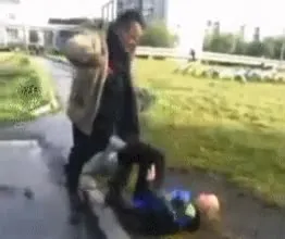Мужчина наступает на лежащего