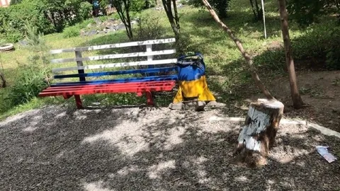 Рюкзак занял место на скамейке