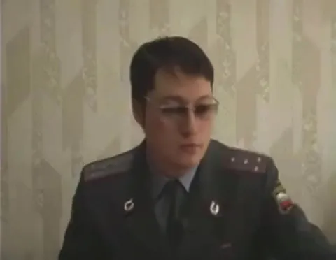 Полицейский отчитывает подчинённого