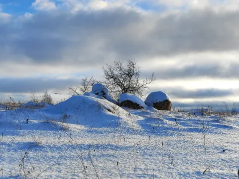 Снежные сугробы под облаками