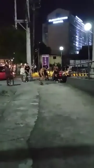 Скейтбордист врезался в друга