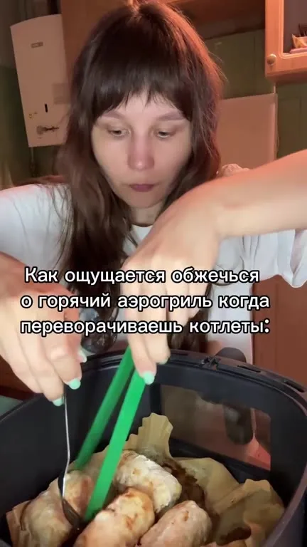 Божество переворачивает котлеты