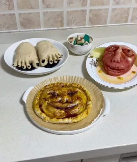 Странная выпечка с лицами