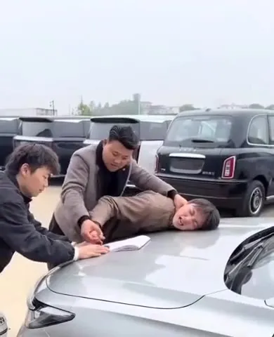 Покупатель проверяет новую машину