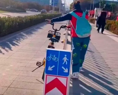 Велосипедный знак в движении