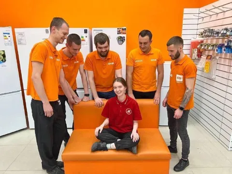 Девушка среди сотрудников DNS