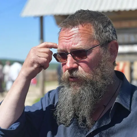 Герман Стерлигов поправляет очки