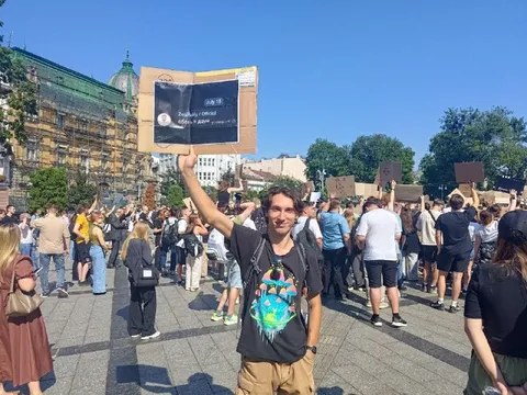 Протестующий с плакатом Зеленского