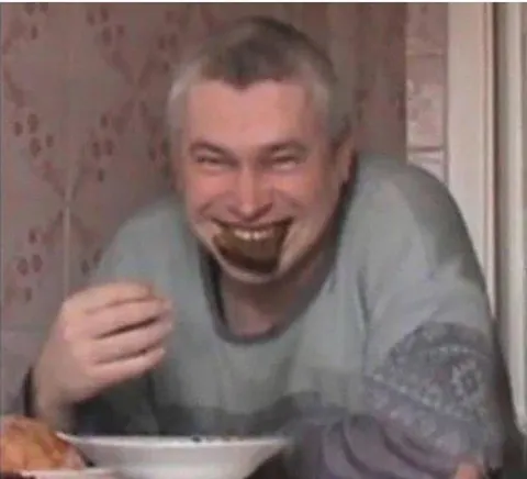Смеющийся мужчина за столом