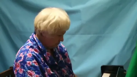 Бабушка поёт за пианино
