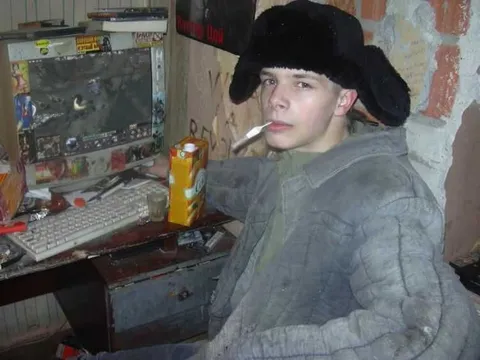 Курящий геймер в ушанке
