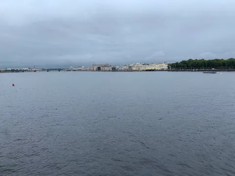Город напротив через широкую реку