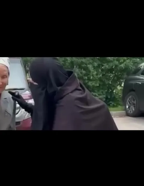 Бабушка смеётся на улице
