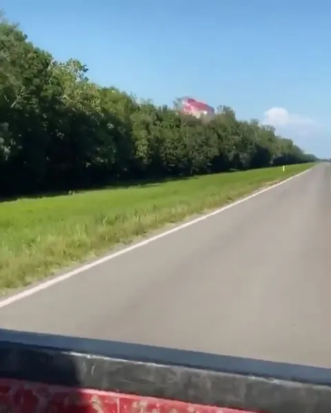 Летающий предмет над трассой