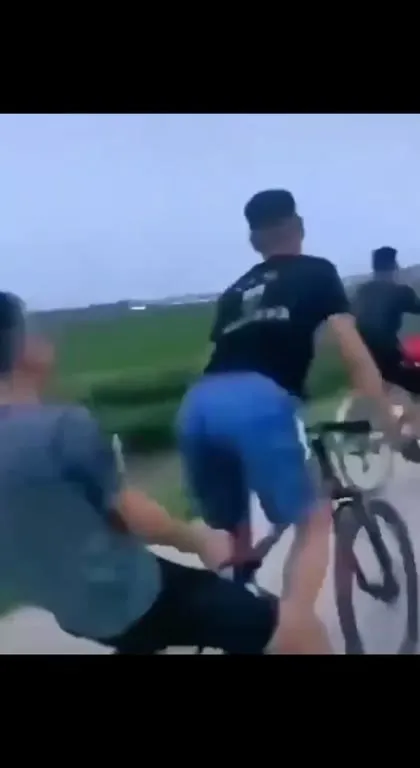 Двое на одном велосипеде