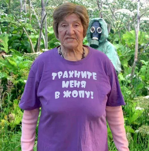 Бабушка в футболке с провокационной надписью