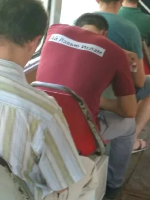 Надпись на спине в автобусе