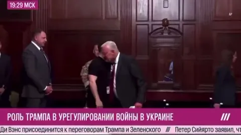 Зеленский знакомится с участниками встречи