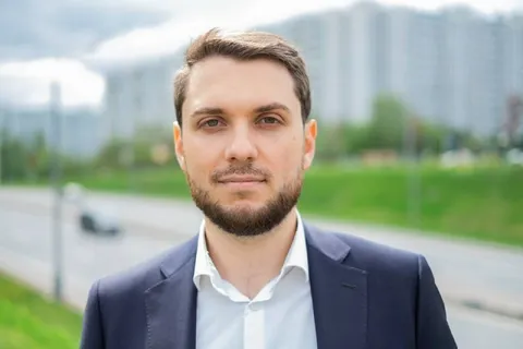 Серьёзный мужчина в городе