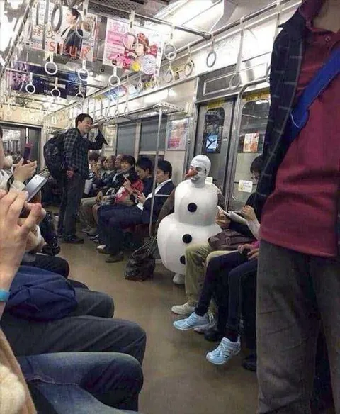 Бэймакс едет в метро