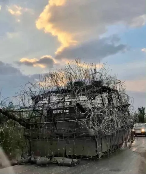 Танк в колючей проволоке