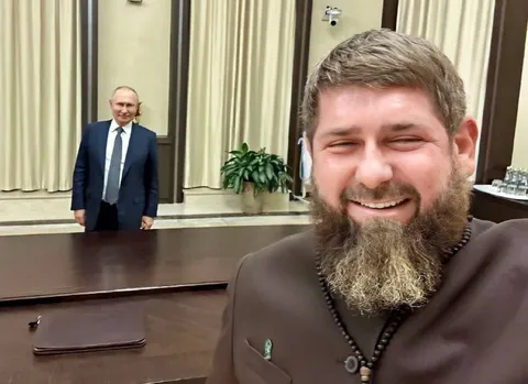 Кадыров смеётся рядом с Путиным