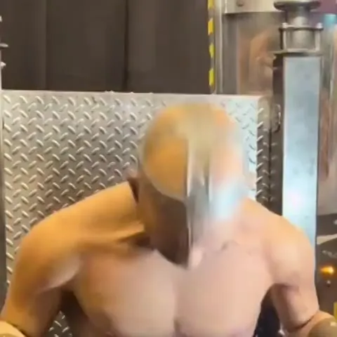 Мужчина качает пресс