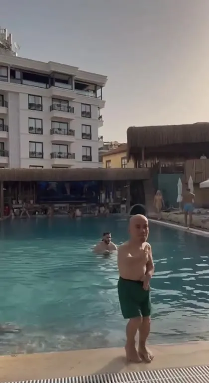 Неожиданная смена у бассейна