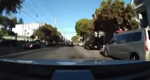 Пассажир выходит навстречу автобусу