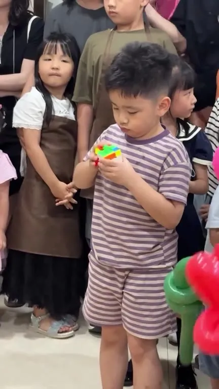 Клоун и серьёзный ребёнок