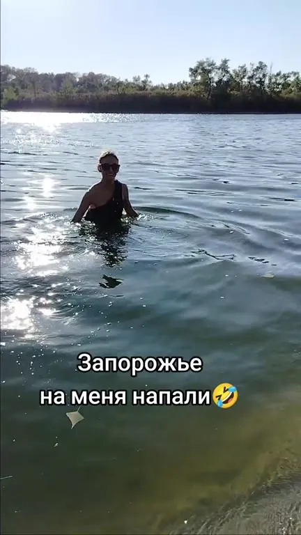 Жаба напала на купающуюся