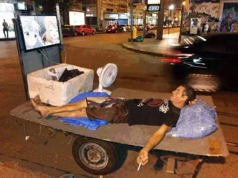 Бомж с телевизором и вентилятором
